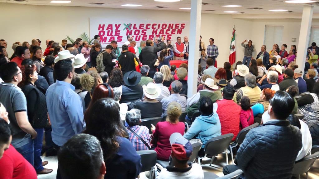 CDEPRISonora's tweet photo. Se registran por la dirigencia del #PRIHermosillo @irissanchezchiu y @oscarcano_mx 🙋🏻♀️🙋🏻♂️#MásRevolucionarios https://t.co/tVizYVwnA3