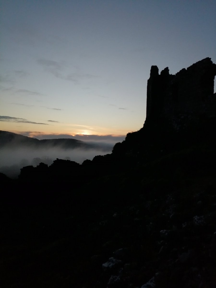 smcattack1's tweet image. Winter sun setting on the Rock of Dunamase @ExpLaois @laoisheritage