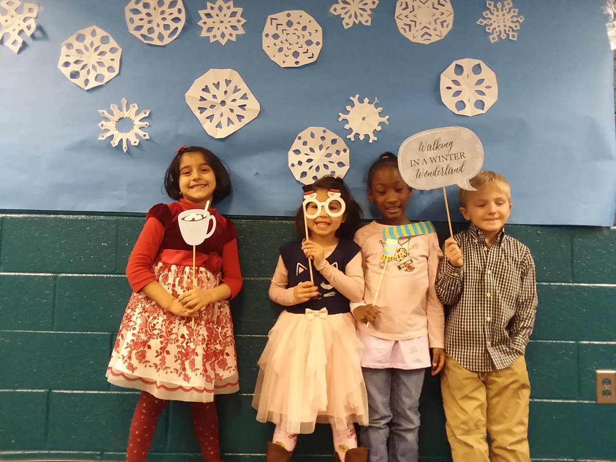 MrsSeigfried203's tweet photo. Mrs.Seigfried's class is enjoying the winter photo booth at Penn ES today! https://t.co/boXUIc4KC0