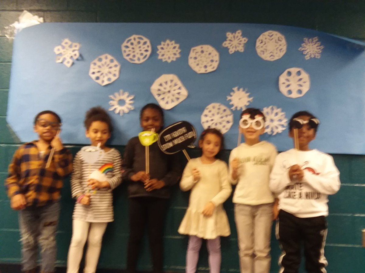 MrsSeigfried203's tweet photo. Mrs.Seigfried's class is enjoying the winter photo booth at Penn ES today! https://t.co/boXUIc4KC0