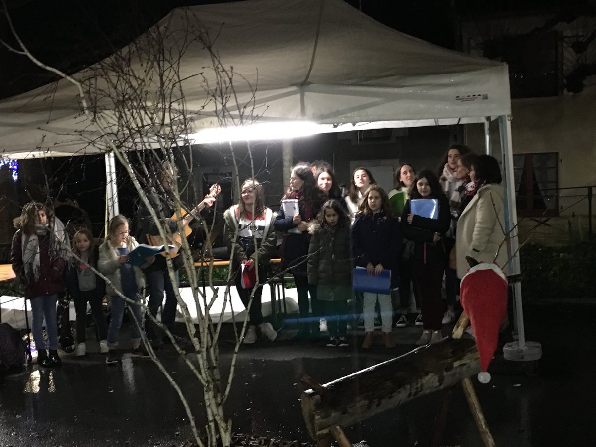 Animation de l’école de musique ce soir autour de la patinoire.
Merci les chanteuses et chanteurs !