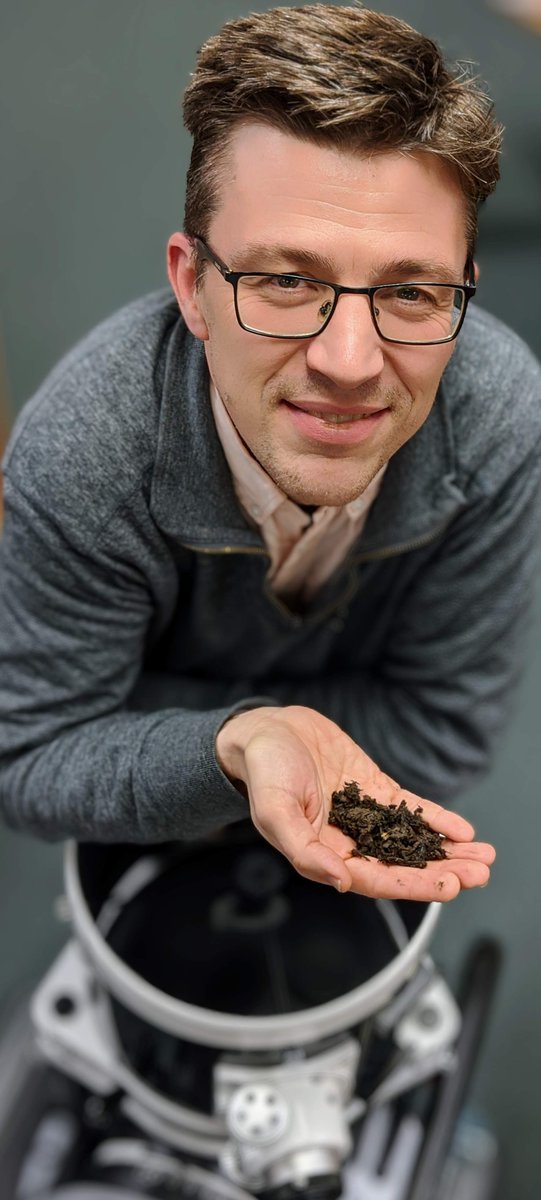 MACBiophysics's tweet image. “I’ve spent the last 4 years as a grade 12 science teacher. Before that I got my undergraduate degree in Engineering and worked in the USA as an engineer. ...&quot; Read full story here: facebook.com/GradchairPhysA…. #ScientistsOfMcMaster 
@MacSciGrad  @MacSciResearch  @McMasterU