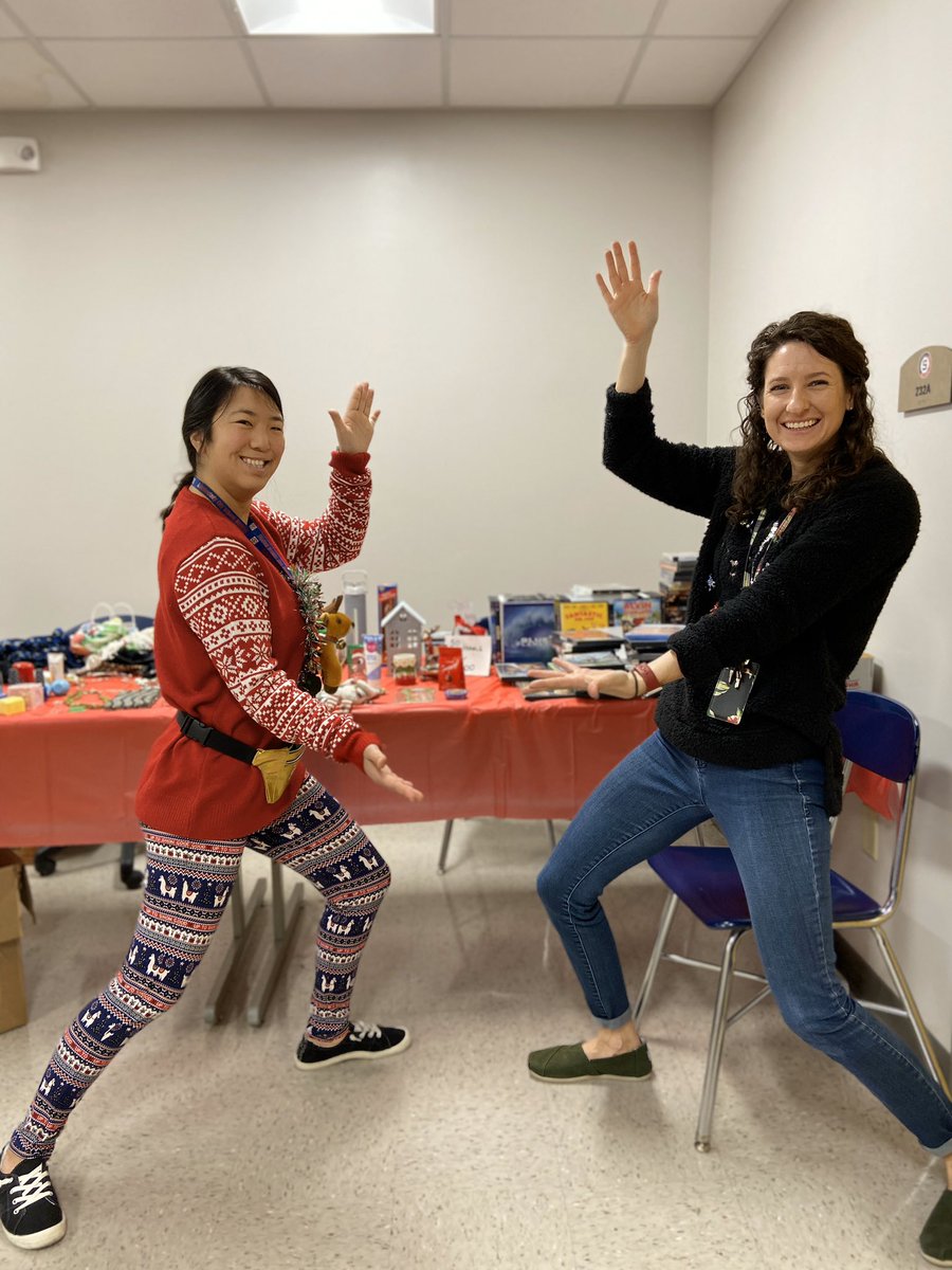 The magic behind our first holiday store! Thank you <a href="/Ms_DodYAY/">Ms. DodYAY</a> and @ someonegetMaginaTwitter for the hours spent organizing, setting up, selling and wrapping! #teambears #makingmagichappen