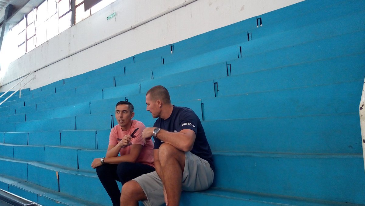 En el campus Spalding de Básquet que se está realizando en el Club <a href="/Estudiantes_SR/">Club Estudiantes</a>, La Pampa, <a href="/alemontecchia/">Ale Montecchia</a> y <a href="/ColoWolko/">Colo Wolkowyski</a> reciben a la prensa. Diario La Arena.