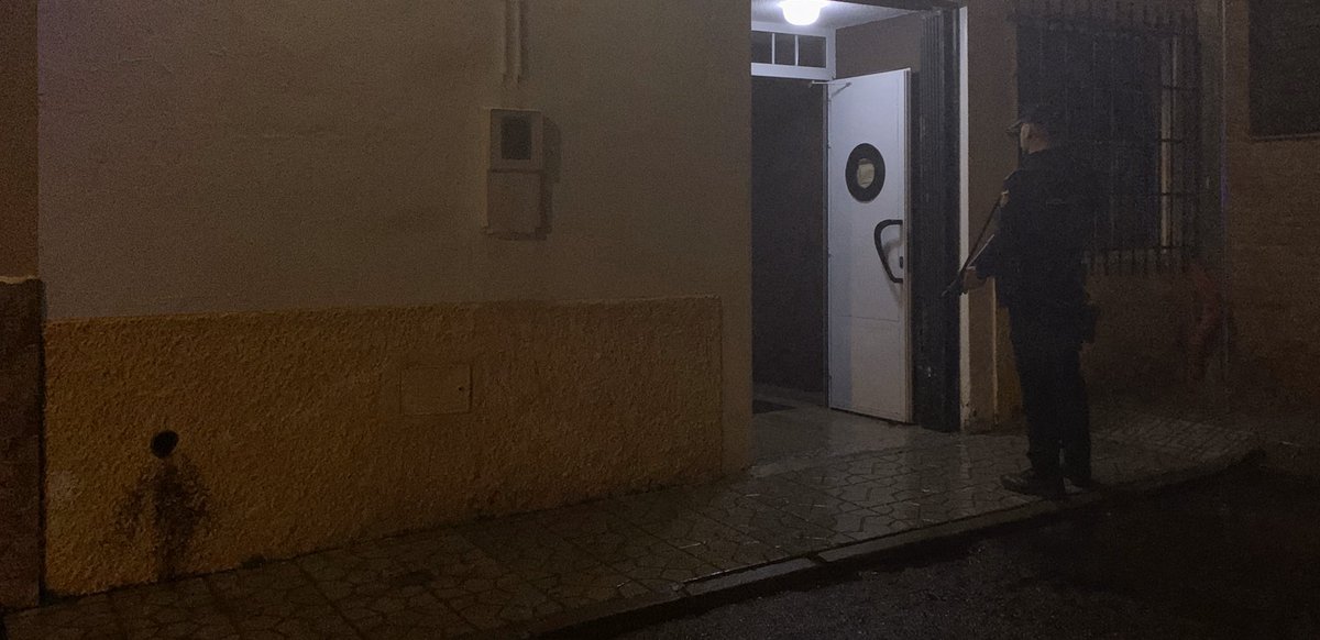 copealmendralej's tweet photo. Noticia Cope: La Policía Nacional ha detenido a un hombre y una mujer en un local de copas de la calle Panamá. La intervención policial han tenido lugar en torno a las 23 horas. Los accesos a la calle han sido cortados. https://t.co/pDkFiCrCPz