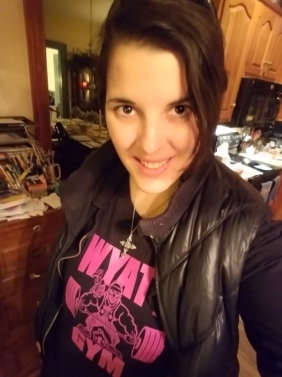 JCalynnArt's tweet photo. Got my #WyattGym shirt on, ready to see @WWEBrayWyatt do whatever epicness he's going to do on @WWE #SmackDown tonight &amp; awaiting the start of @WrestlingDaze's stream (reactions and chat only for anyone wondering). #BrayWyatt #fireflyforlife #FFFH #FireflyFunHouse @CWrestlingUK https://t.co/XMEDXUbcwO