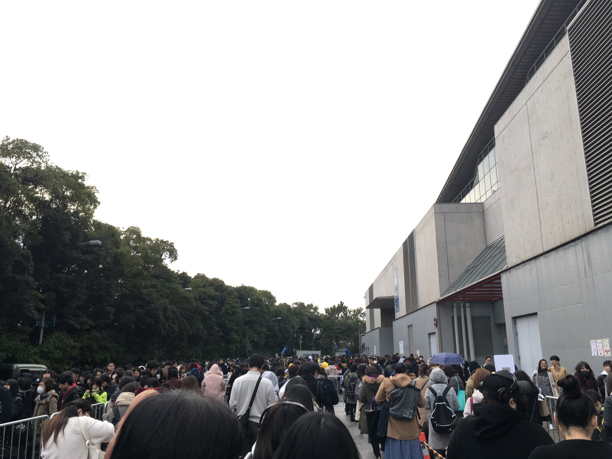画像 ジャンプフェスタ2020参戦の皆さま おはようございます 只今 ファストチケットの列に並びました あと チケットを持ってる方は 写真付きの身分証明書が必要ですよ まとめダネ