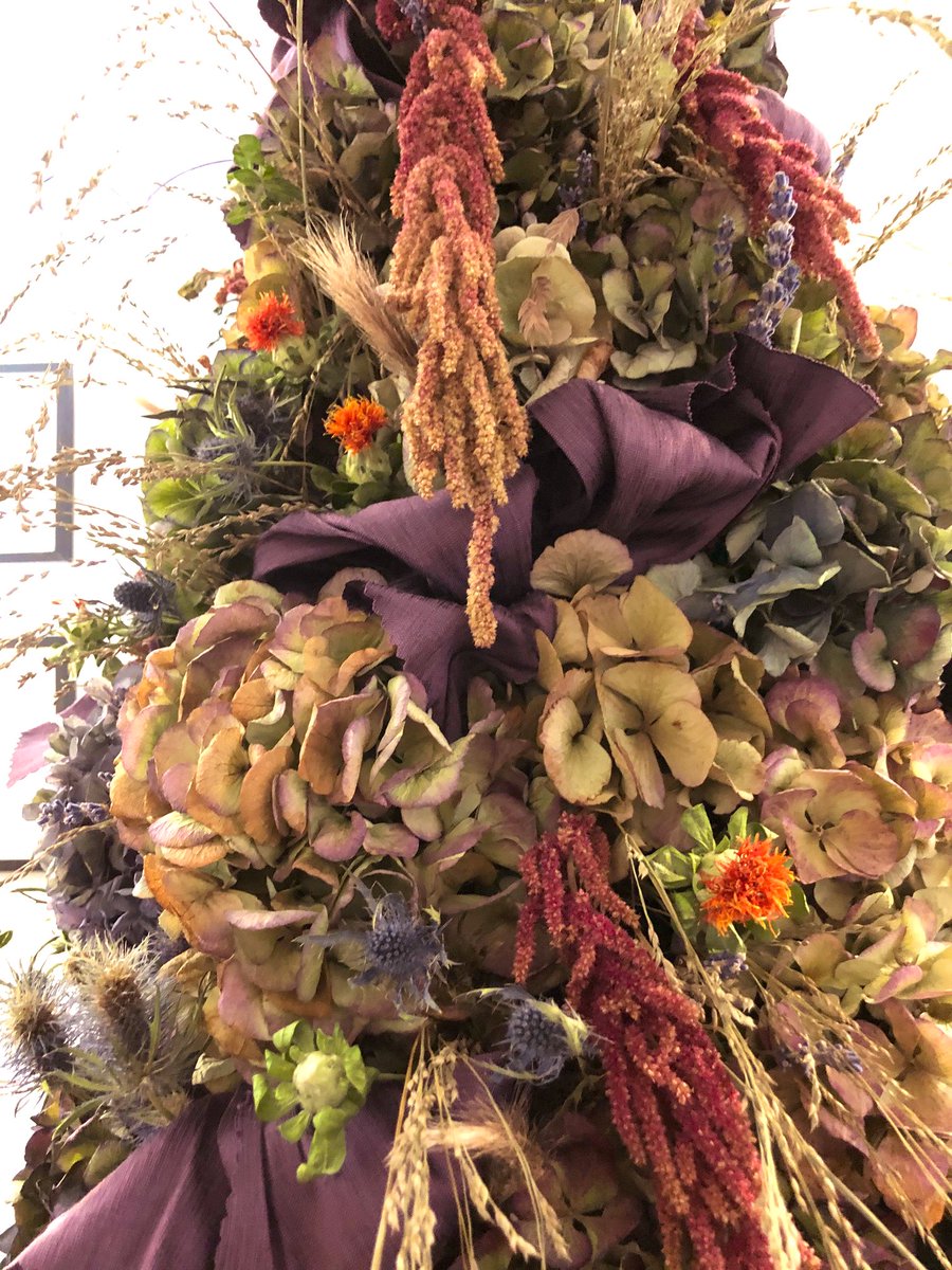 SarahHorne1's tweet photo. One off designer piece for sale ! This amazing dried hydrangea pyramid would make a fab Xmas Dec that could stay all year round. We can add some beautiful platinum or rose gold fern trails as an extra pop for Christmas 🎄
#bespoke #designerpiece #christmas #homedecor https://t.co/DcYzPFZjEd