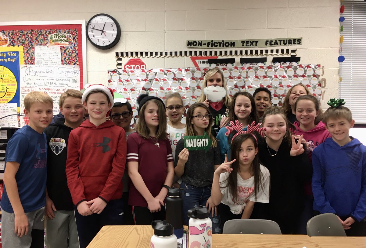 Saenzclass's tweet photo. Holiday Party fun!! ⁦@RoundHillES⁩ https://t.co/Uy5HVfkpCg