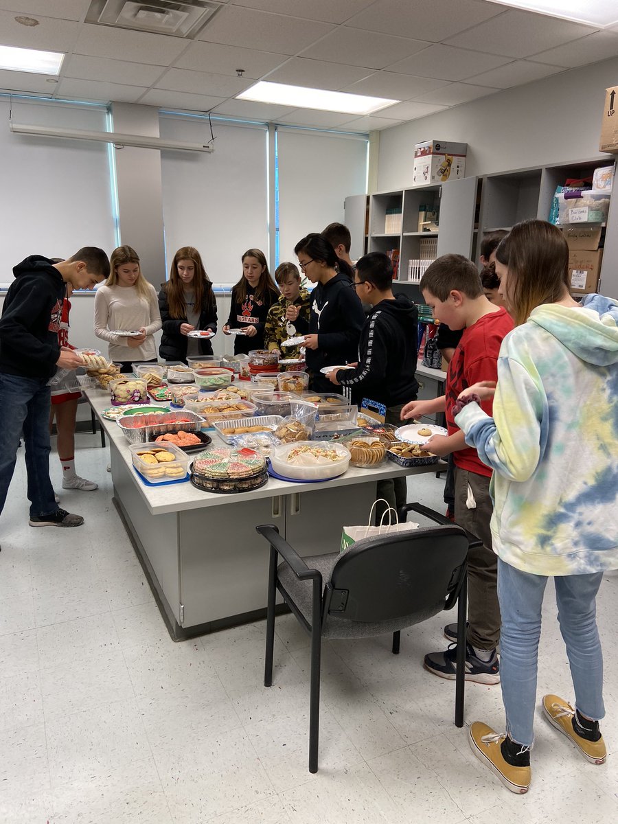 MarciaStay's tweet photo. Great way to start the holiday season! Cookie exchange, holiday movies, and finish off with a little basketball challenge. Let’s go faculty and happy holidays to all of the OMS family! https://t.co/7DePR6g2el