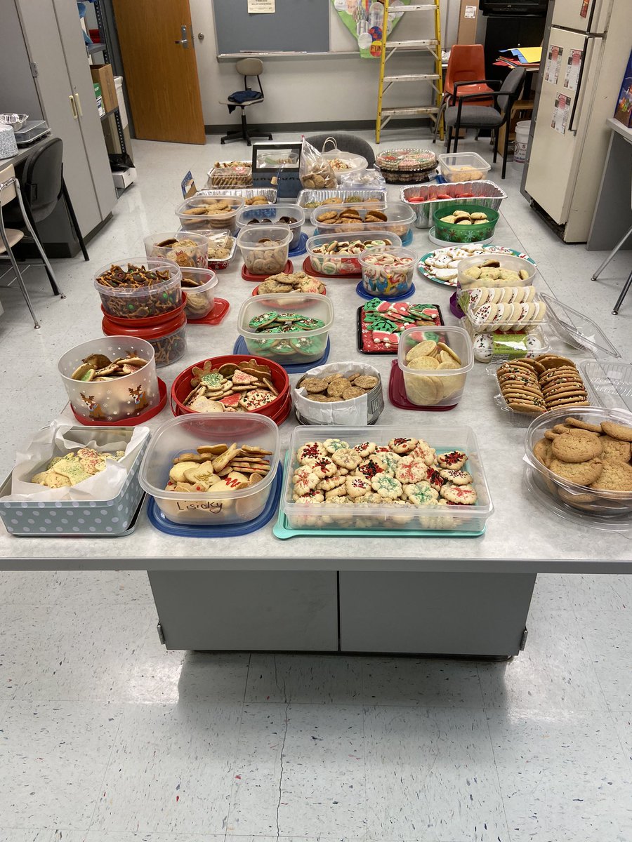 MarciaStay's tweet photo. Great way to start the holiday season! Cookie exchange, holiday movies, and finish off with a little basketball challenge. Let’s go faculty and happy holidays to all of the OMS family! https://t.co/7DePR6g2el