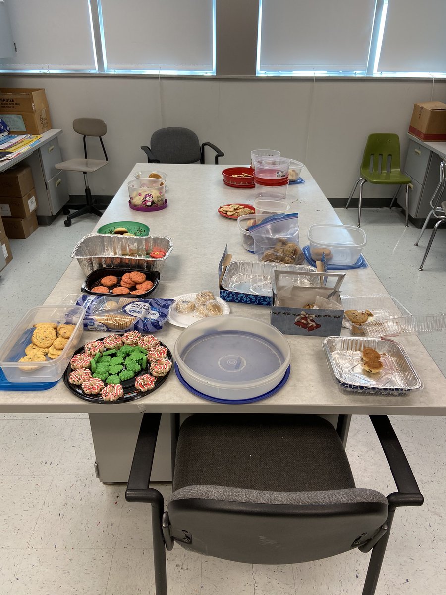 MarciaStay's tweet photo. Great way to start the holiday season! Cookie exchange, holiday movies, and finish off with a little basketball challenge. Let’s go faculty and happy holidays to all of the OMS family! https://t.co/7DePR6g2el