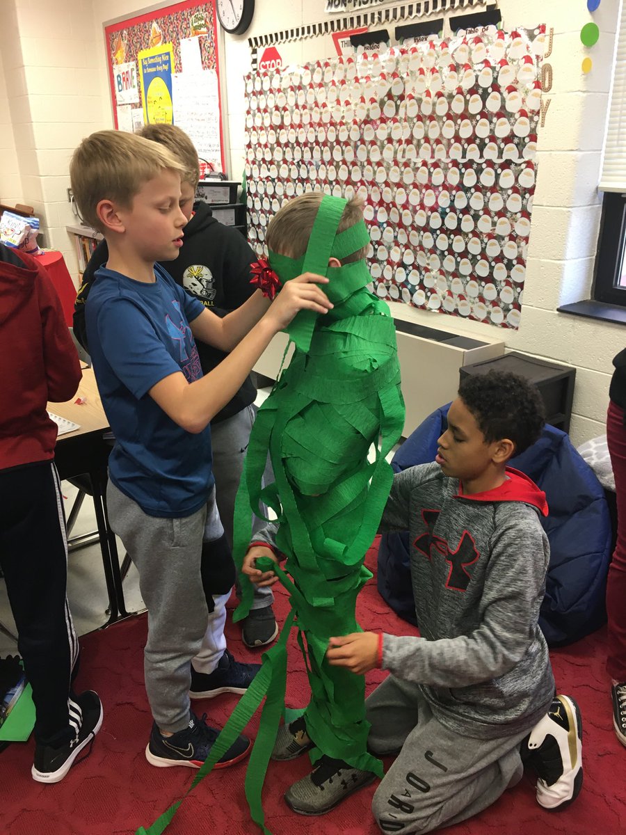 Saenzclass's tweet photo. Holiday party fun! Who can decorate the best tree?! ⁦@RoundHillES⁩ https://t.co/rA6Sw0QBgI