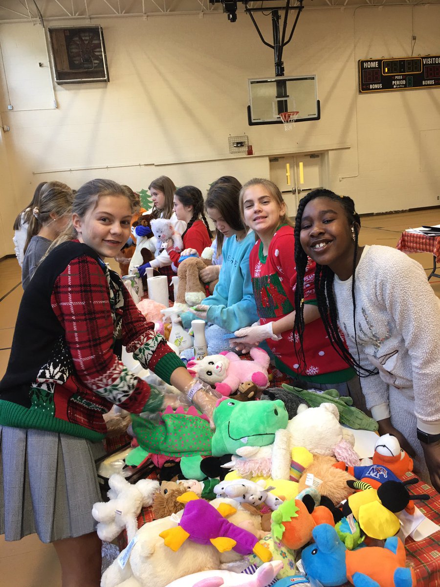h_serves's tweet photo. What better way to spend the last day before winter break than with a fun and meaningful service project? Hutch girls and Fuzzy Friends for Haiti partner for the win. Our girls know service. Happy holidays from our worker bees!🐝💕#allinthistogether @hutchisonus @HutchisonSchool https://t.co/EVSgGo0Ai8
