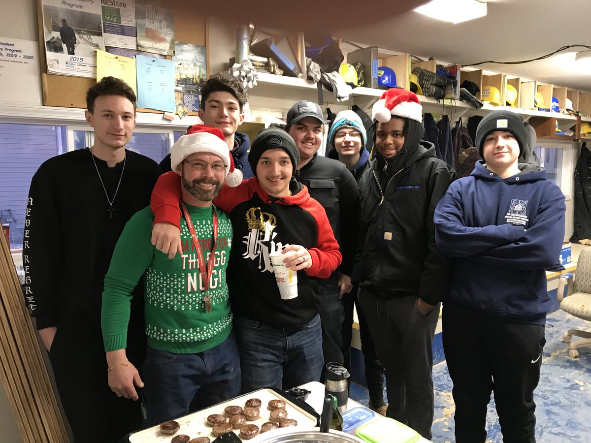 A2SchoolsCTE's tweet photo. The student builders enjoy a well-deserved break today while enjoying sausage, omelets and bacon all served up by "Coach" Valchine. https://t.co/DwUegt1lBU