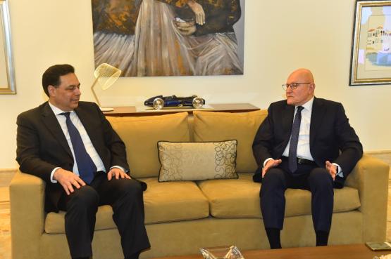 ناظراً إلى فخذي رئيس الحكومة السابق تمام سلام في دارته بوطى المصيطبة - 20/12/2019
#حسان_دياب