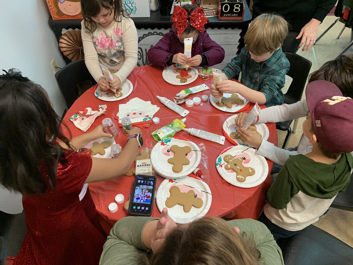 DSanchezG's tweet photo. When you have awesome parental involvement and support...you have an awesome Christmas party! Lots of food, family and love🥰@MooreRCES @RCES_Office @Supt_comalisd https://t.co/FiJBHdAEqq