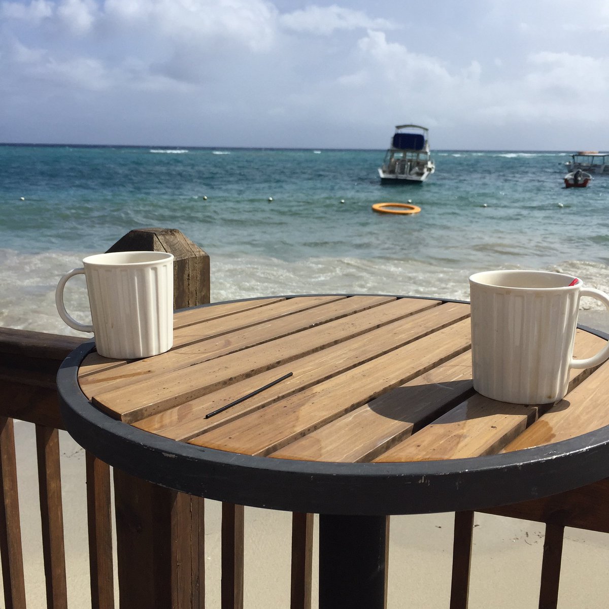 travelbuggin's tweet photo. Here are my #Top4Shadows for Top4Theme #Top4Hosts @CharlesMcCool @GreenMochila @Touchse @Giselleinmotion @JETJTravel @ReneJoile @TayoraCom @wanderlust2day #London #Paris #Jamaica #Savannah https://t.co/SyA7SmJWvG