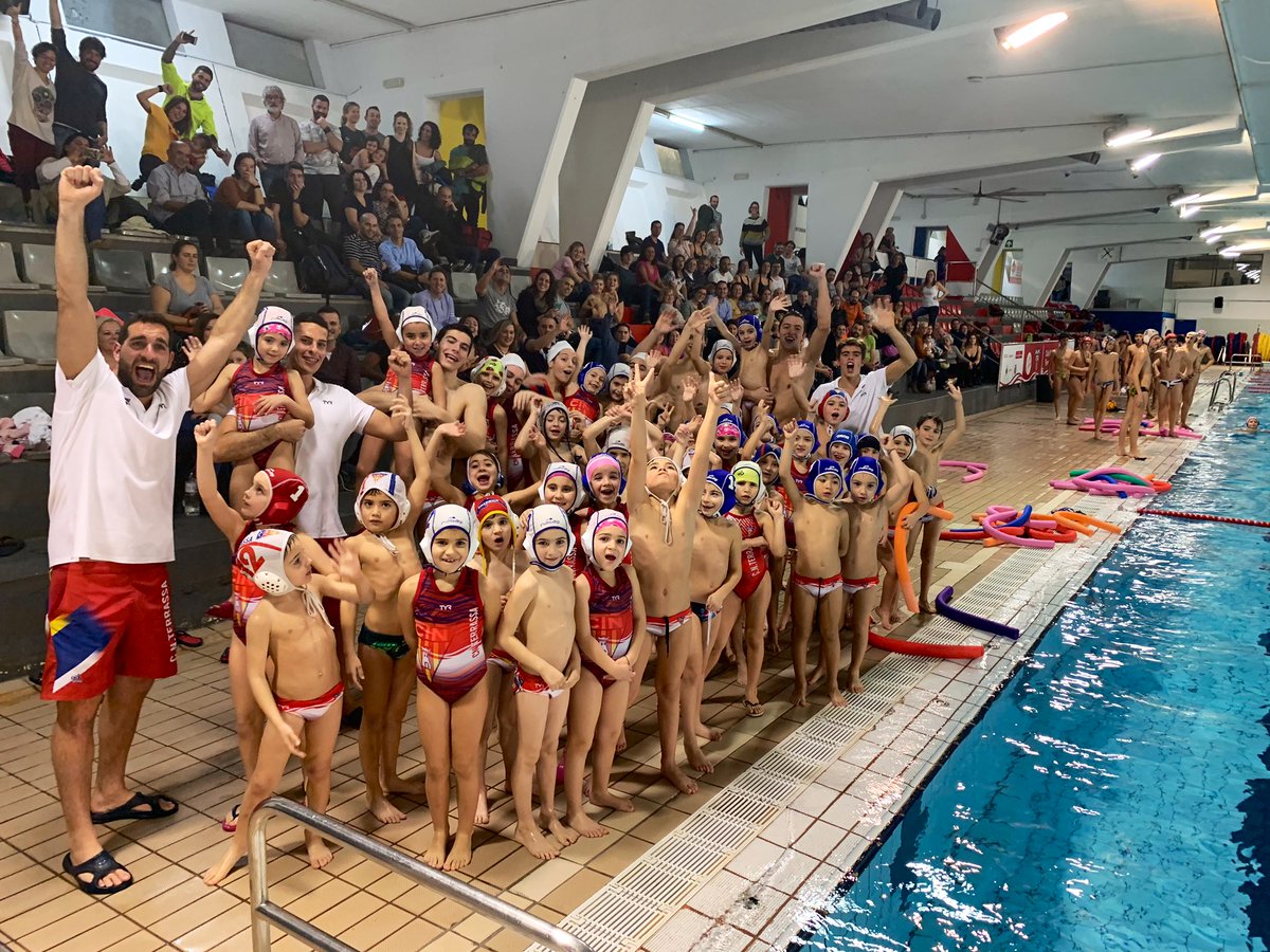 Jornada de Xap Polo amb els equips més petits de la secció!!! Moltes gràcies als jugadors/es dels primers equips per l’ajuda!!! Fent club!!!

#waterpolo
#terrassa
#MareaRoja⚪️🔴