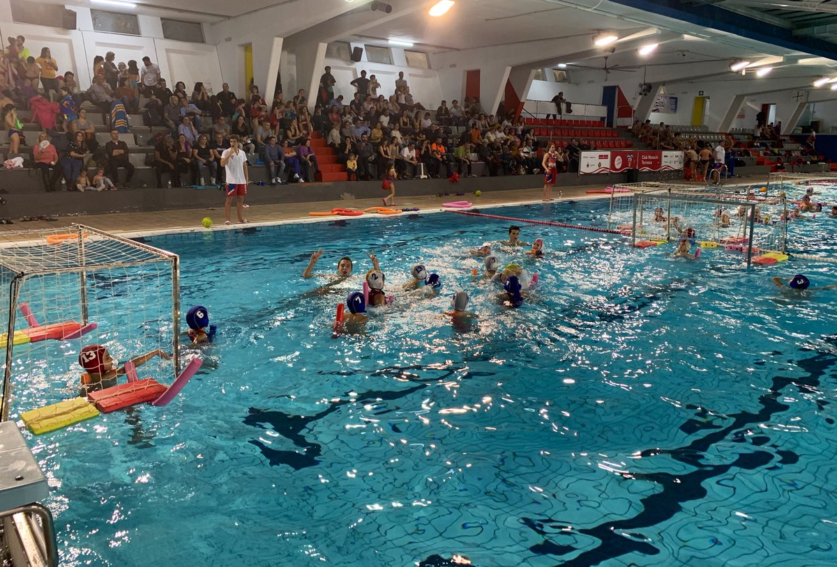 wpterrassa's tweet photo. Jornada de Xap Polo amb els equips més petits de la secció!!! Moltes gràcies als jugadors/es dels primers equips per l’ajuda!!! Fent club!!!

#waterpolo
#terrassa
#MareaRoja⚪️🔴 https://t.co/GrPwYXgngR
