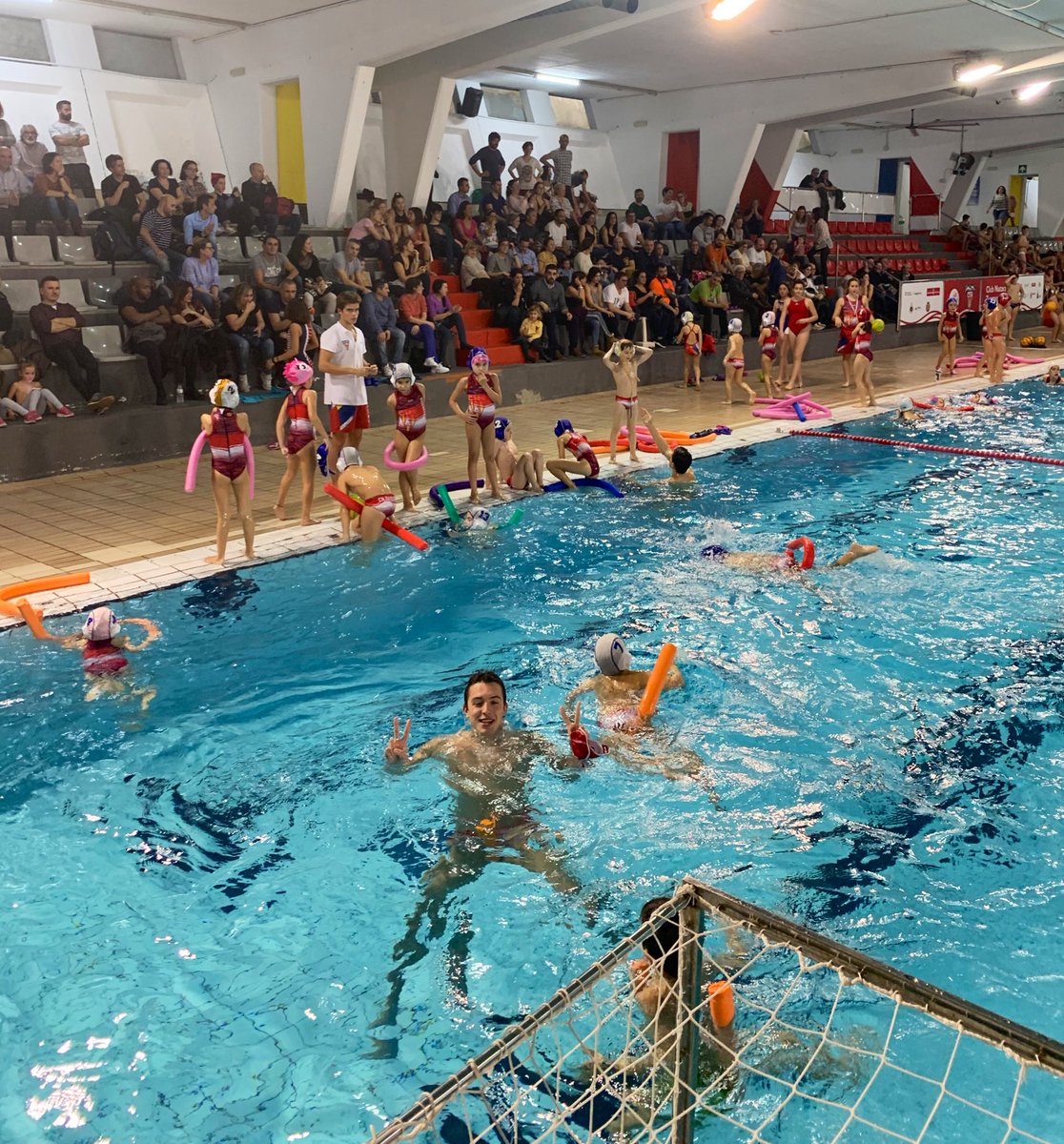 wpterrassa's tweet photo. Jornada de Xap Polo amb els equips més petits de la secció!!! Moltes gràcies als jugadors/es dels primers equips per l’ajuda!!! Fent club!!!

#waterpolo
#terrassa
#MareaRoja⚪️🔴 https://t.co/GrPwYXgngR
