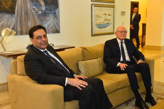 في لفتة إلى الكاميرا خلال لقائه رئيس الحكومة السابق تمام سلام في دارته بوطى المصيطبة - 20/12/2019
#حسان_دياب