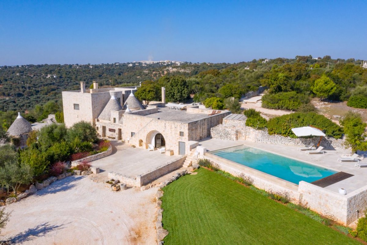 Magnificent trulli complex immersed in the greenery of the Monopolitan countryside. 

It's the perfect place to unwind and immerse yourself into the stunning Apulian countryside. 

bit.ly/2MaLPan

#helloapulia #weareinpuglia #trulli