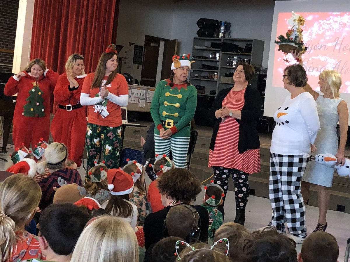 mdoconnell16's tweet photo. Holiday spirit @PFDoyonSchool @IpswichPublic today https://t.co/9BiwxXW3ov
