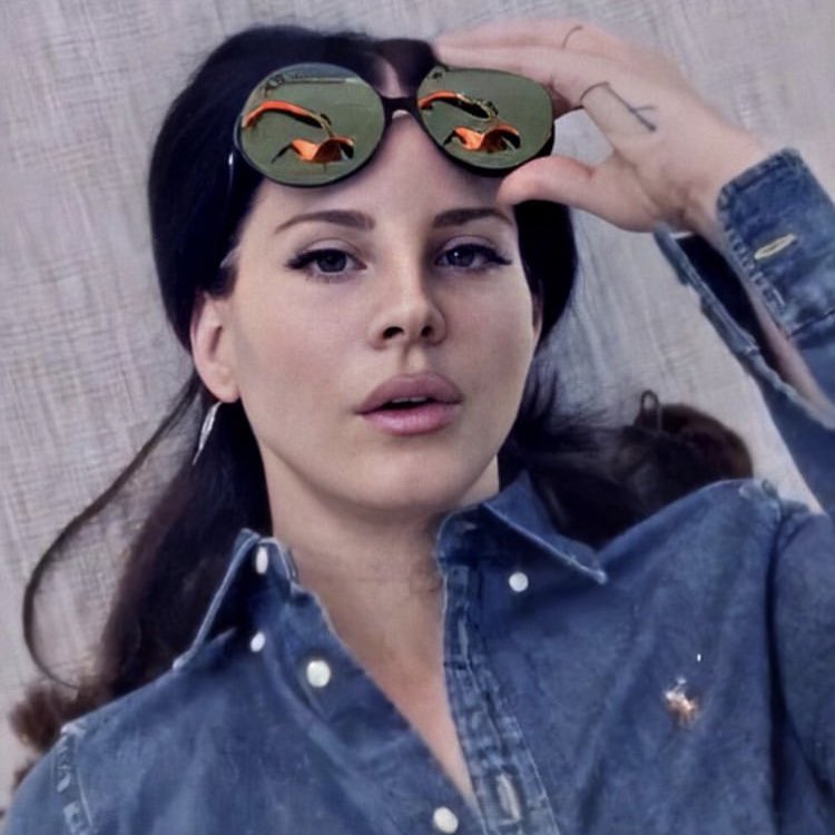 lanasmysoulmate's tweet photo. Lana Del Fucking Rey https://t.co/QtBmpcQieL