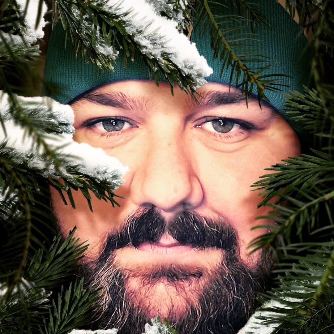 tbbclub's tweet photo. #ItsBeginningToFeelLikeChristmas #ChristmasFriday #FestiveFriday #TrimmingTheTree #ChristmasLights with Lee Chapman of Nottinghamshire #beards #father #family #fiancée #ChristmasTree #Snow #BrickWall #FilterFriday
Ch8py says, "My family is my life and that's me!" https://t.co/wttYL8CVuA