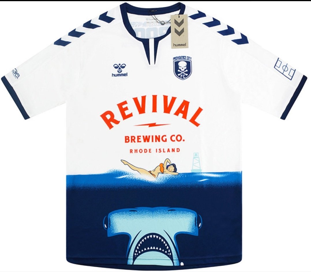 The_Kitsman's tweet photo. Hummel Week๐
๐ @providencecity_ ๐บ๐ฒ Home
They play in the Rhode Island Amateur League USASL. The design was developed with @revivalbrewing Co, based on the HAMR Oceanic State Pale Ale ๐บ beer sold by the company.
๐ฆ It's JAWS dropping ... I'll see myself out.
#HummelWeek๐ https://t.co/4BiQ5wI4F9