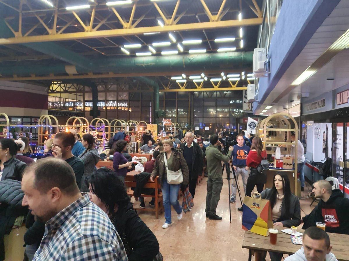 ReporterNS's tweet photo. OTVORENA MANIFESTACIJA NS #BEER #CRAFT FEST” 🍺 koja se održava od 20. do 21. decembra u SPC „Vojvodina“
 
Na manifestaciji će oko 20 registrovanih proizvođača i predstavnika udruženja #karft piva imati priliku da upoznaju građane sa potencijalima ove grane privrede i turizma🍻 https://t.co/LPrtA8ST04