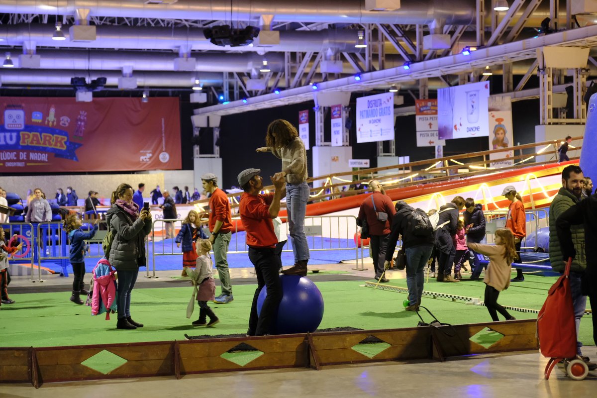 fargahospitalet's tweet photo. Obertes les portes de @KaliuPark, fins el proper 7 de gener. 

Múltiples activitats lúdiques i familiars amb les tradicionals atraccions de @KaliuGEL: pista de patinatge i el tobogan gegant. 

L'alcaldessa @nuriamarinlh ha fet la visita institucional en el primer dia d'obertura. https://t.co/MxHatHuR59
