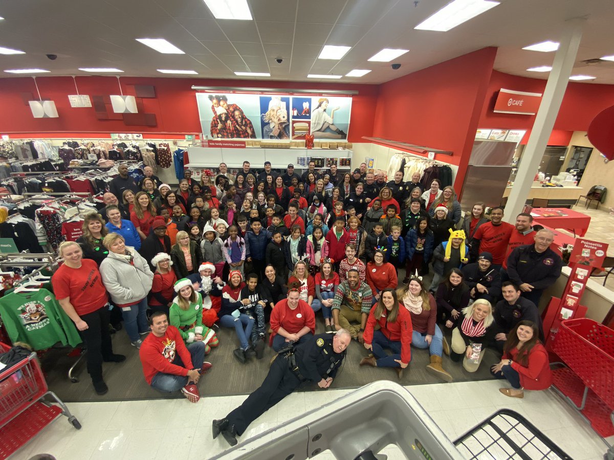 #Shopwithahero was a success love this team and most important love this community and the support!! <a href="/kelsienoe/">Kelsie Noe</a> @Kat_SrHR #SpringdaleTargetRocks