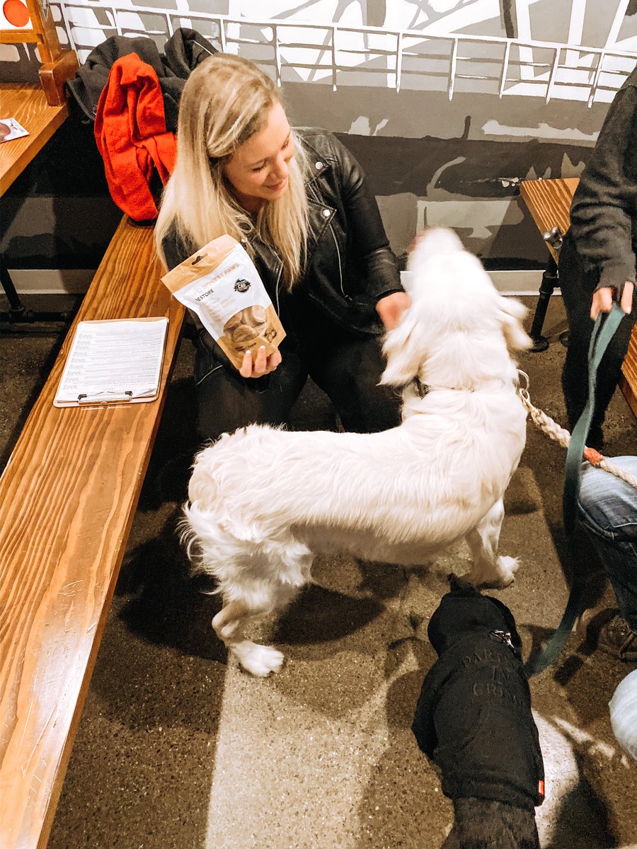 honestpaws's tweet photo. The Honest Paws fam came through in a big way on 💙Giving Tuesday. With the help of our wonderful customers, we were able to donate over 400 bags of treats to Rescue City in NYC!
🙌🐶 #HonestPaws https://t.co/mqYkUg2Ttw