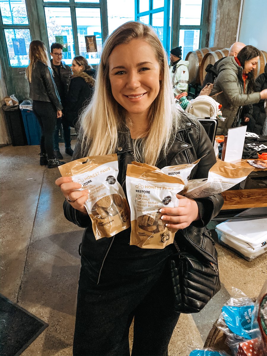 honestpaws's tweet photo. The Honest Paws fam came through in a big way on 💙Giving Tuesday. With the help of our wonderful customers, we were able to donate over 400 bags of treats to Rescue City in NYC!
🙌🐶 #HonestPaws https://t.co/mqYkUg2Ttw
