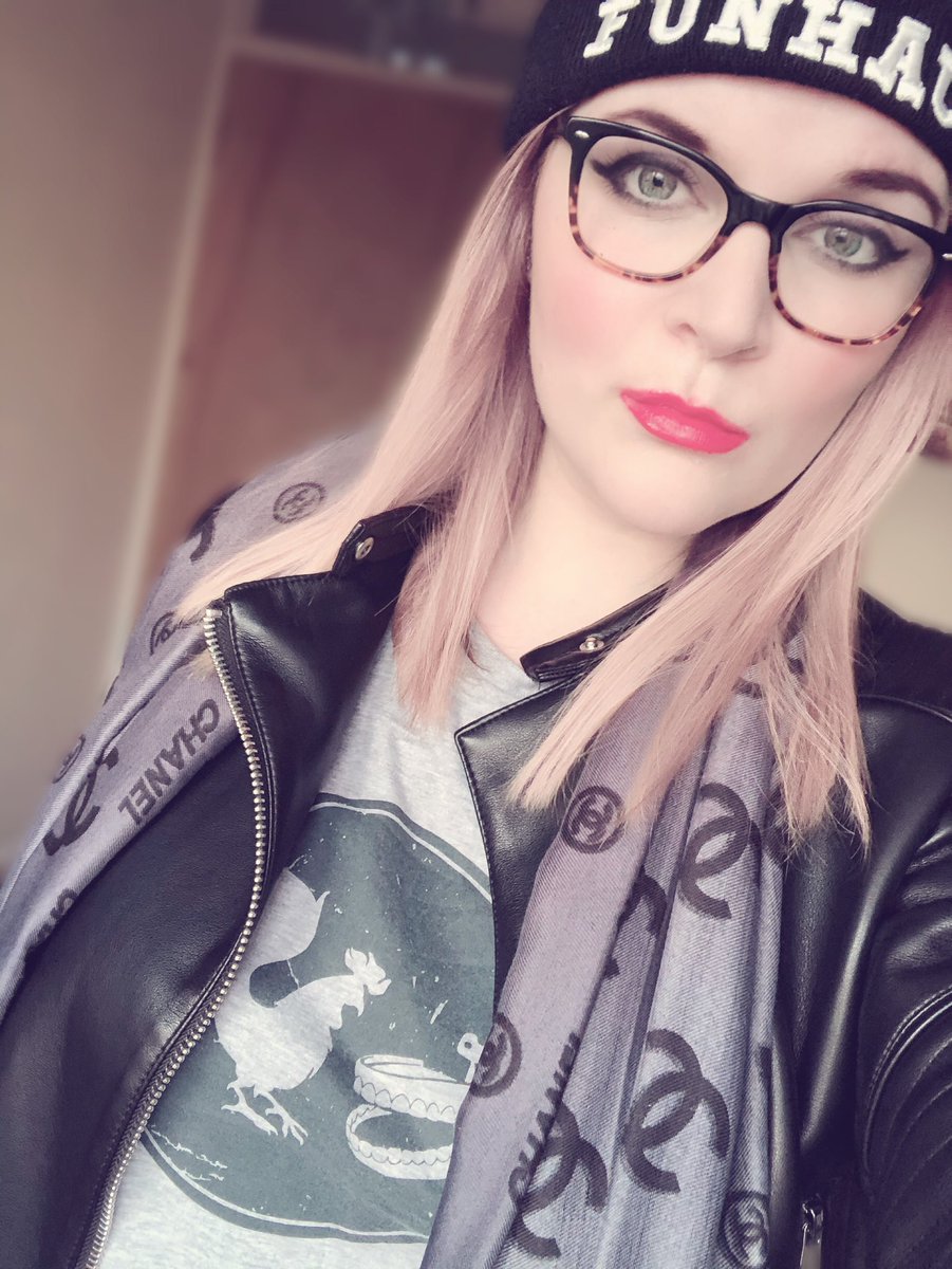 ailsarocks's tweet photo. Omg itโs vintage. Rocking some merch from the RT vaults... Still love mixing and matching them though! ๐๐๐ #rtisfashionable #roosterteeth #funhaus #rtcommunity #rtootd #rtstyle #rtfashion #vintage #style https://t.co/5pBEUPfumD