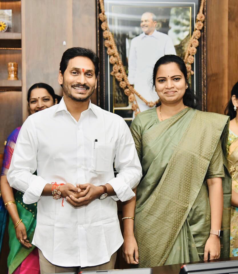 VidadalaRajini's tweet photo. ముఖ్య‌మంత్రిగా మీరు జ‌రుపుకునే ఈ పుట్టిన‌రోజు తెలుగు ప్ర‌జ‌లంద‌రికీ పండ‌గ రోజు. పేద‌ల బ‌తుకుల్లో వెలుగులు నింపాల‌ని త‌పించే మీలాంటి నాయ‌కులు వెయ్యేళ్లు వ‌ర్థిల్లాలి. హ్యాపీ బ‌ర్త్ డే సీఎం @ysjagan సార్‌.
#HBDBelovedCMYSJagan https://t.co/MsVxTNejJu