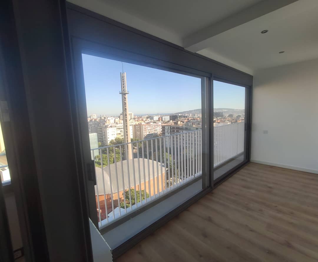 Obertures's tweet image. Reforma d'habitatge a Barcelona amb fusteries d'alumini Kline.
Llum, confort i disseny ✔️
🔲
Reforma de vivienda en Barcelona con cerramientos de aluminio Kline.
Luz, confort y diseño ✔️
Obertures ⭐ ⭐ ⭐ ⭐ ⭐ 
#aluminio #alumini #aluminium  #kline #laventanaluminosa