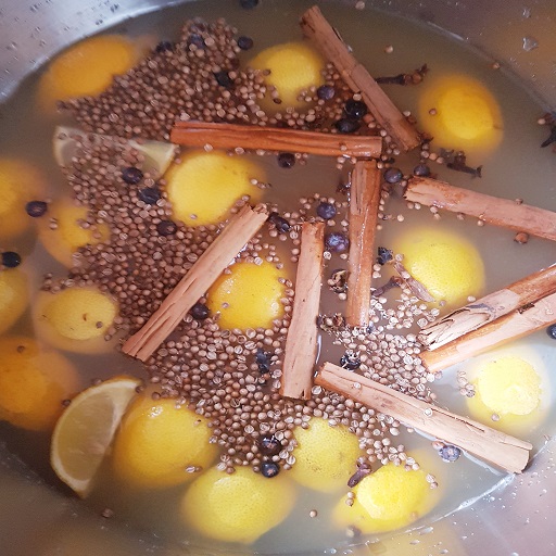 SpringmountG's tweet image. Celebrating end of term with some mulled gin – our own recipe! ❤️
Our junior helper has been enjoying some without the gin! 👸

#springmountspirits #springmountgin #springmountrum  #lancashire #parbold #parboldvillage #familytime #forkidsitsjustapplejuice