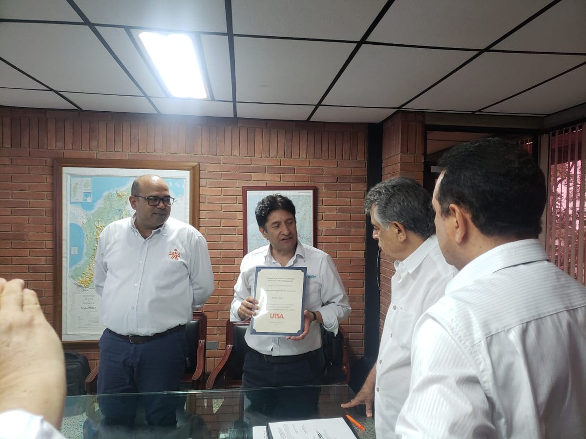SENASucre's tweet photo. Felicitaciones a nuestro Líder de Emprendimiento Adriano Vàsquz y a su equipo de trabajo por la certificación recibida de la Universidad de Texas por cumplir con la implementación de los estándares del modelo SBDC en la @RegionalSucre #FondoEmprender @SENAComunica https://t.co/0H1m6O5dEO