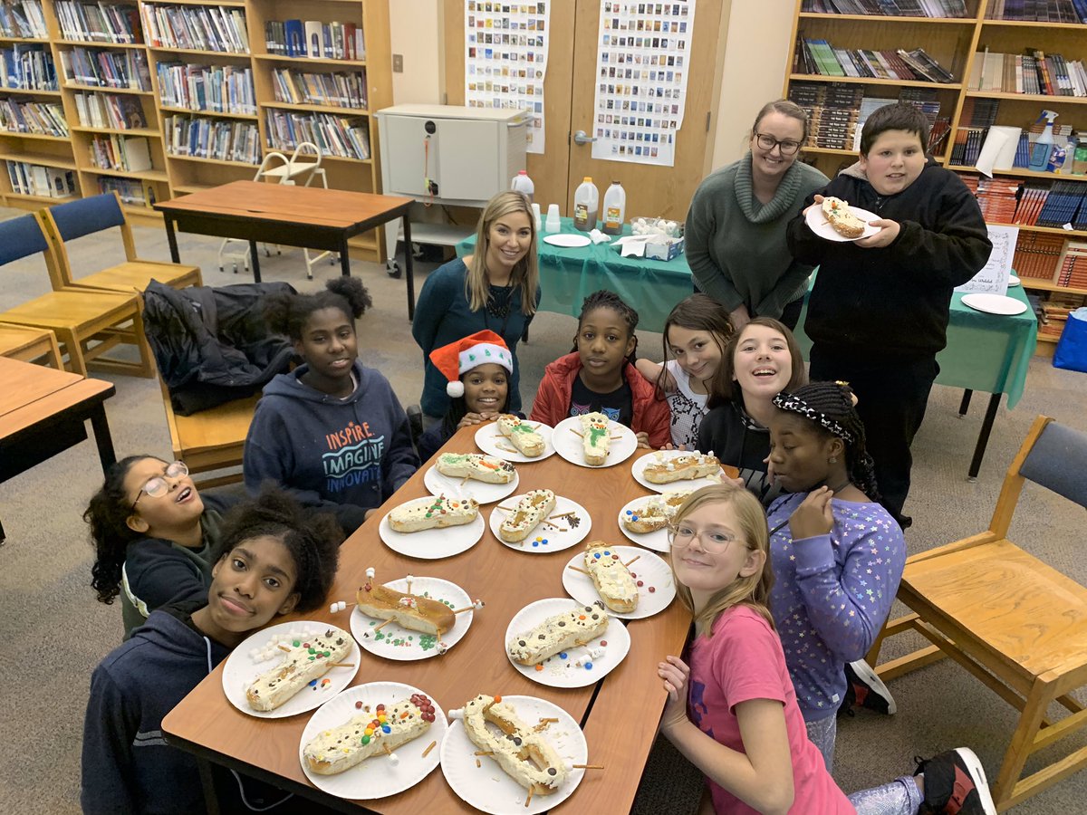 MsSwiftTeaches's tweet photo. Circle of Friends & Character Ed club celebrated the holidays by making cards for those in the hospital over the holidays! Then, thanks to @NewcombPrincip1 we decorated pretzels and sang holiday karaoke! #CharacterEd #NewcombPride #PembertonPride https://t.co/IMT5eBhDIU