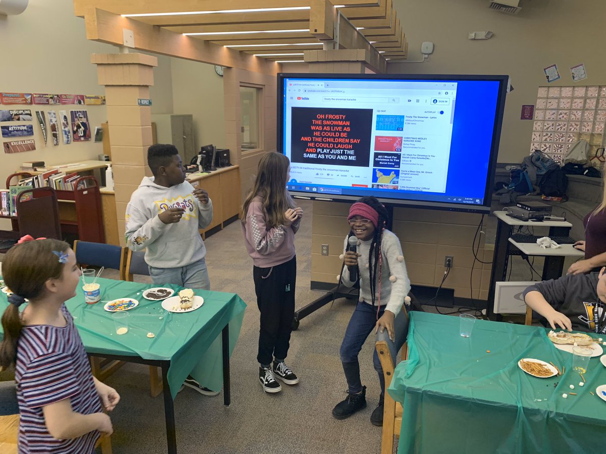 MsSwiftTeaches's tweet photo. Circle of Friends & Character Ed club celebrated the holidays by making cards for those in the hospital over the holidays! Then, thanks to @NewcombPrincip1 we decorated pretzels and sang holiday karaoke! #CharacterEd #NewcombPride #PembertonPride https://t.co/IMT5eBhDIU