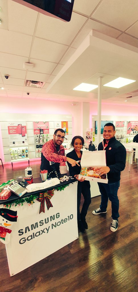 adamf120's tweet photo. Holding it down with XPS and our #magenta💕💙 partners #5Gflex
We have some amazing holiday promotions 🎅🤶and the phone that can Flex!!!!🔥🔥 #powerof10 #GalaxyS10Plus5G #BestCameraEver @SamsungMobileUS @Krivs14 @haifabale @AAIA_Hilary https://t.co/ngvD89uhKf