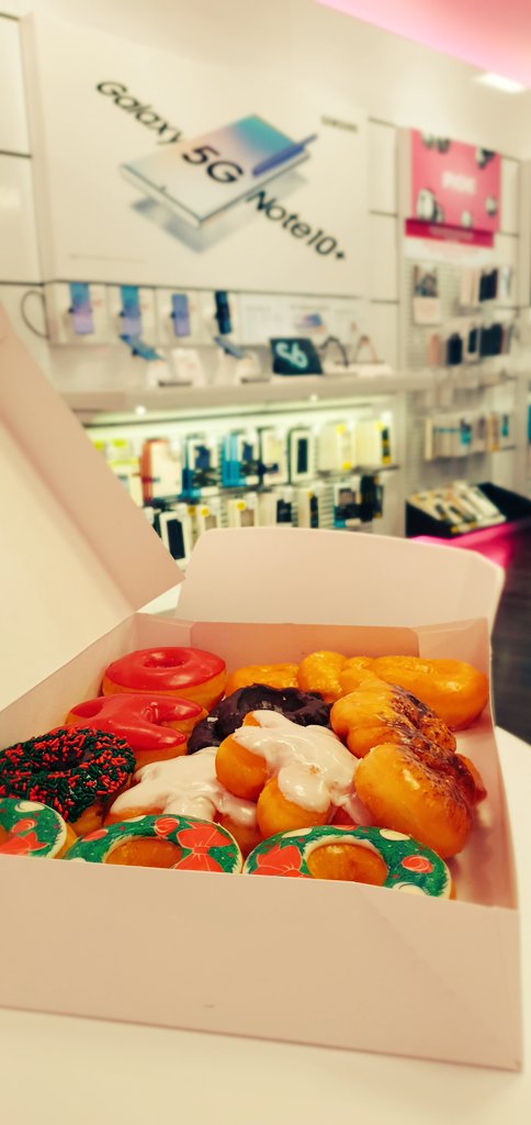adamf120's tweet photo. Holding it down with XPS and our #magenta💕💙 partners #5Gflex
We have some amazing holiday promotions 🎅🤶and the phone that can Flex!!!!🔥🔥 #powerof10 #GalaxyS10Plus5G #BestCameraEver @SamsungMobileUS @Krivs14 @haifabale @AAIA_Hilary https://t.co/ngvD89uhKf