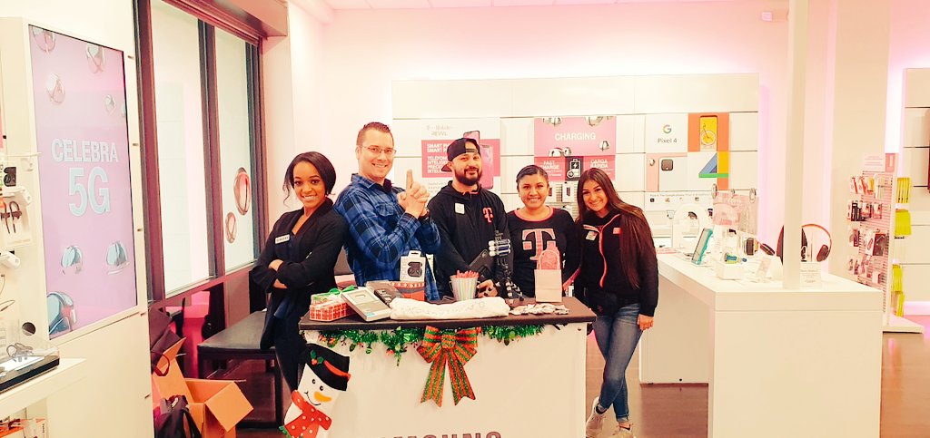 adamf120's tweet photo. Holding it down with XPS and our #magenta💕💙 partners #5Gflex
We have some amazing holiday promotions 🎅🤶and the phone that can Flex!!!!🔥🔥 #powerof10 #GalaxyS10Plus5G #BestCameraEver @SamsungMobileUS @Krivs14 @haifabale @AAIA_Hilary https://t.co/ngvD89uhKf