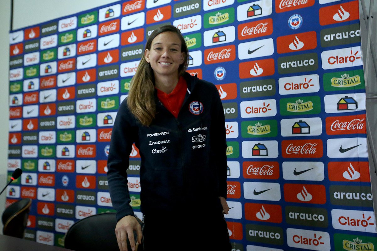 LaRoja's tweet photo. 🔝👏 Siguen los reconocimientos para la gran temporada de @TIANEendler 🧤
Ahora fue elegida la Mejor Deportista del 2019 por el @CPDChile junto a Joaquín Niemann ⛳️

¡Felicitaciones a ambos! https://t.co/WpMvfyyZnP