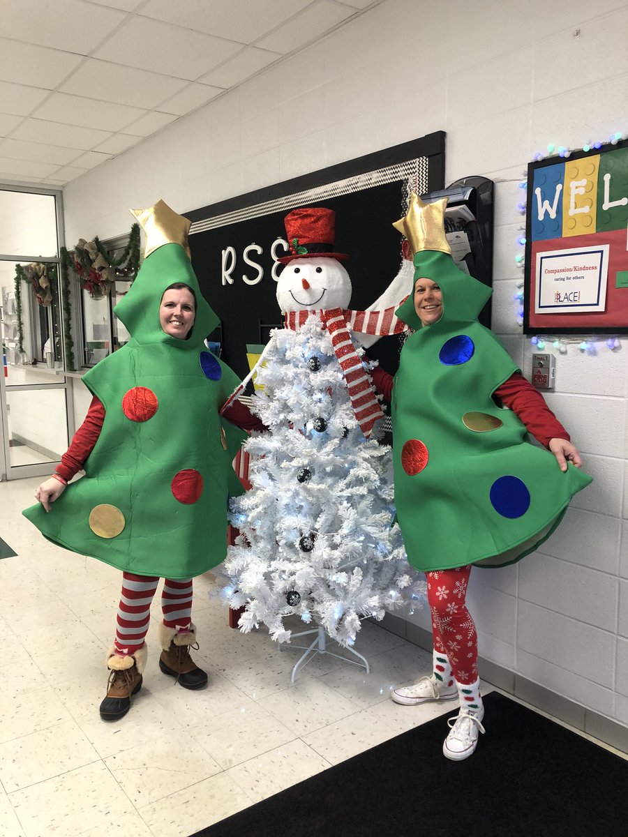 cuzwatt's tweet photo. I had a blast welcoming our students to school this morning! Seeing all the different reactions to “Dancing Trees” was priceless!  So glad I get to do things like this!  @ReedsSpringES #ilovemyjob #itsallaboutthekids #ohChristmastree #OnewiththePack https://t.co/RSzm2O80RA