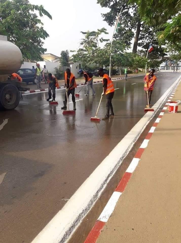 samboubodian's tweet photo. Pour préparer l’arrivée du Pdt Macron en Côte d'Ivoire,l’État fait nettoyer les routes et avec la manière.Ce qui devait se faire chaque jour,se fait exceptionnellement pour accueillir Macron. Un Pdt africain n'aurait jamais eu cet honneur
Nos dirigeants sont notre plus grand mal https://t.co/hkNhdGxgxi