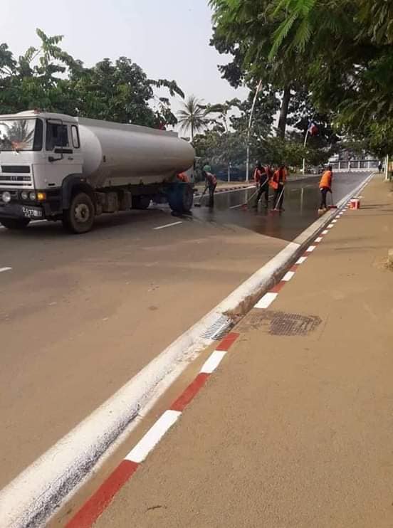 samboubodian's tweet photo. Pour préparer l’arrivée du Pdt Macron en Côte d'Ivoire,l’État fait nettoyer les routes et avec la manière.Ce qui devait se faire chaque jour,se fait exceptionnellement pour accueillir Macron. Un Pdt africain n'aurait jamais eu cet honneur
Nos dirigeants sont notre plus grand mal https://t.co/hkNhdGxgxi
